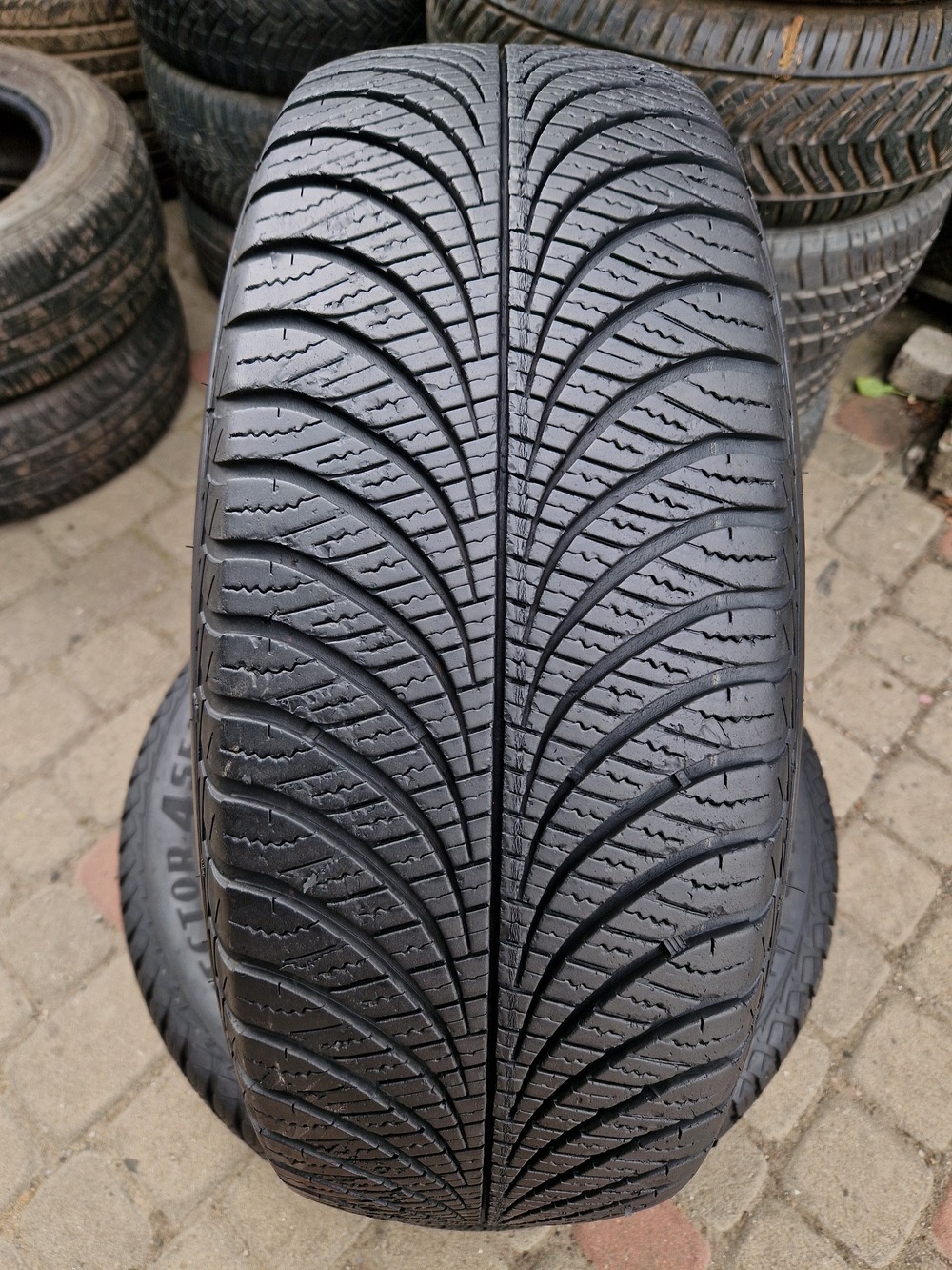 БУ шины Всесезонка 215 65 R16 GoodYear