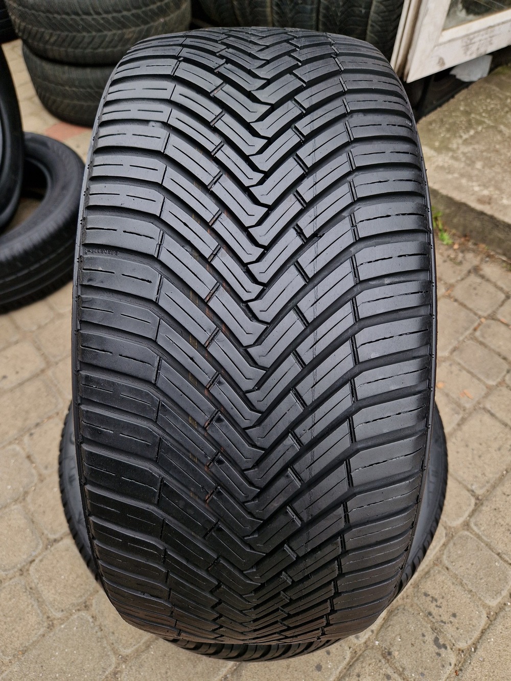 в б/у 235/40R18 Continental AllSeasonContact 4119 6.5мм
