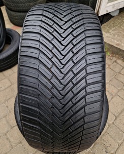 в б/у 235/40R18 Continental AllSeasonContact 4119 6.5мм